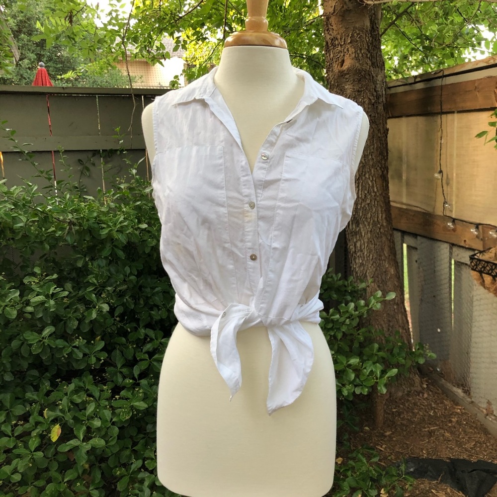 3/ $15 100 % Sleeveless classic white button up